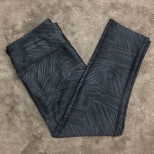 UNDER ARMOR cropped patterned leggings